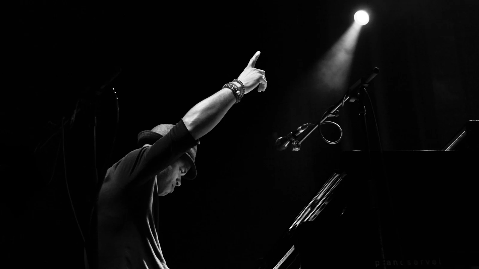 roberto fonseca celebra 20 anos de estreia com show unico em sp featured