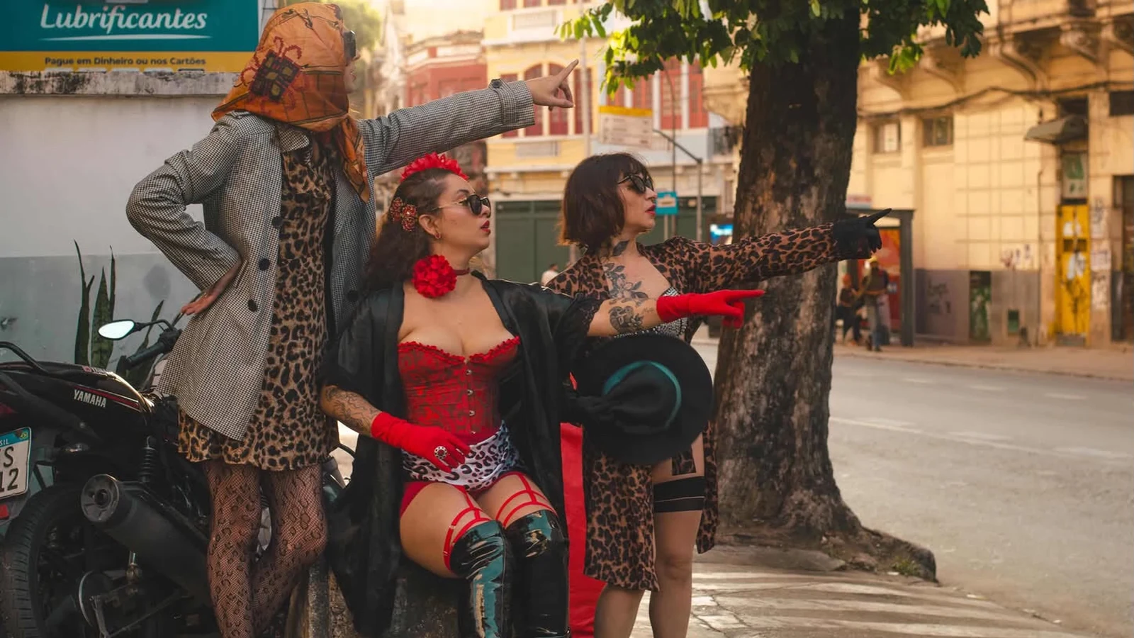 rosas navalhas leva cabare burlesco e teatralidade ao dolores club featured