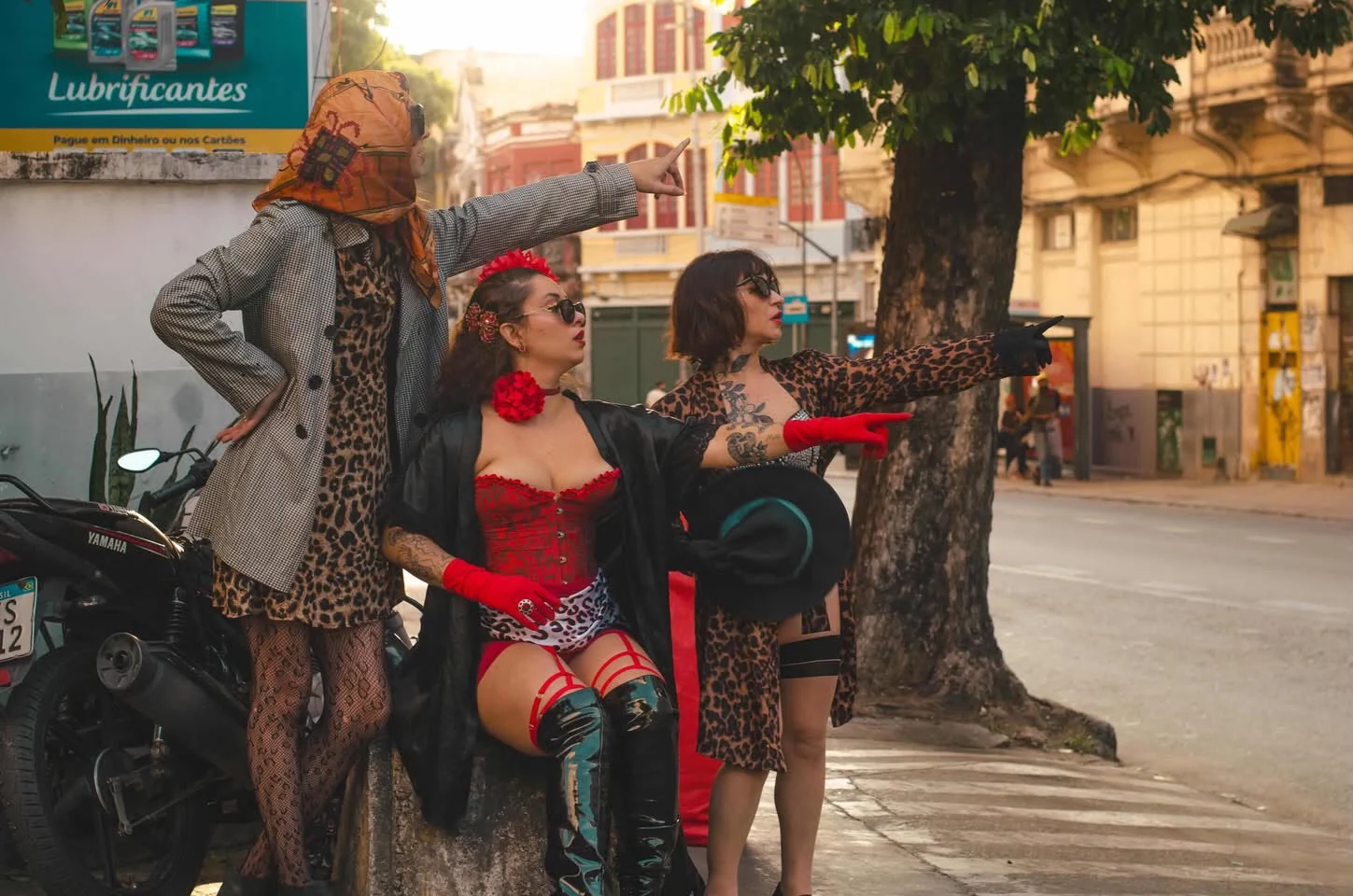 Rosas & Navalhas leva cabaré, burlesco e teatralidade ao Dolores Club