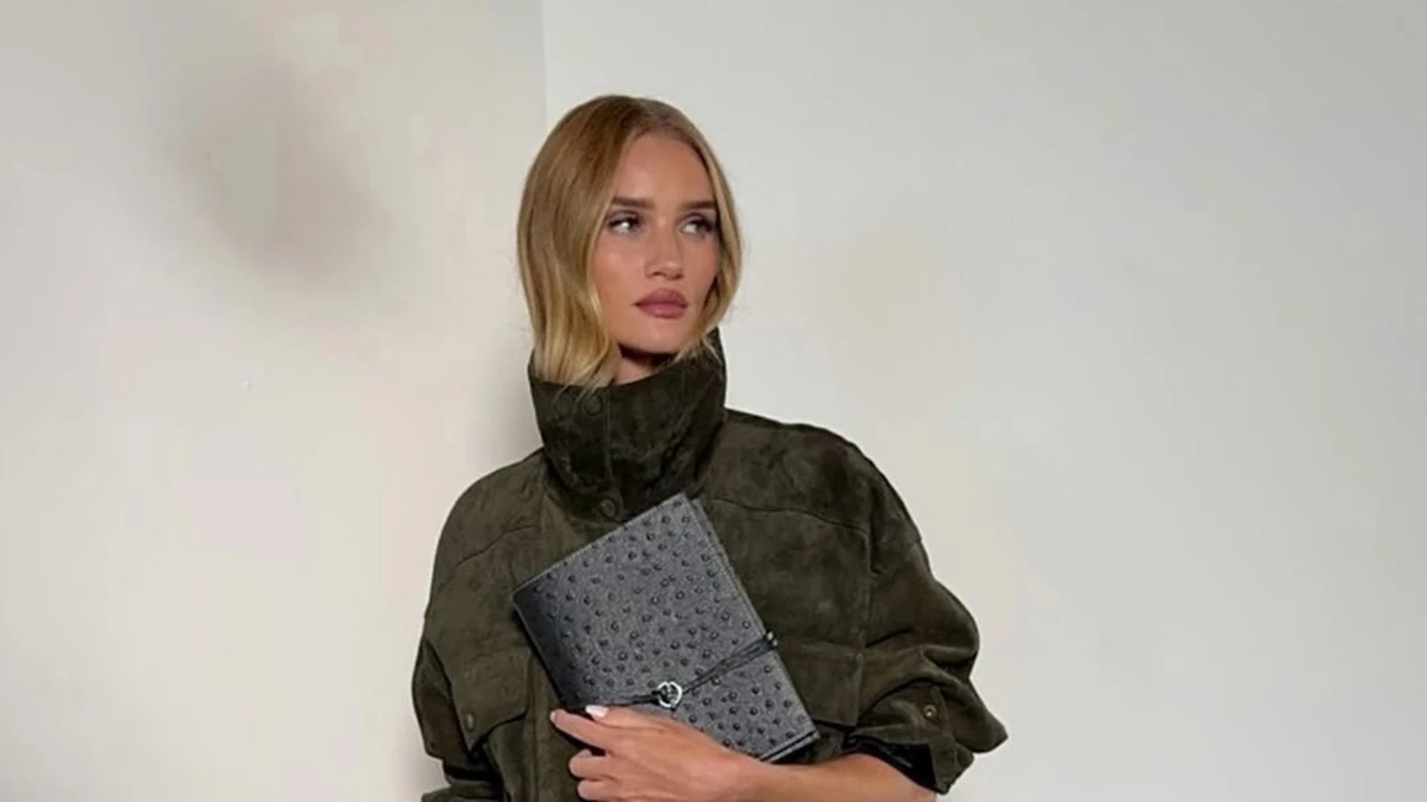 Rosie Huntington-Whiteley aposta em silhueta Saint Laurent rosie huntington whiteley aposta em silhueta saint laurent featured