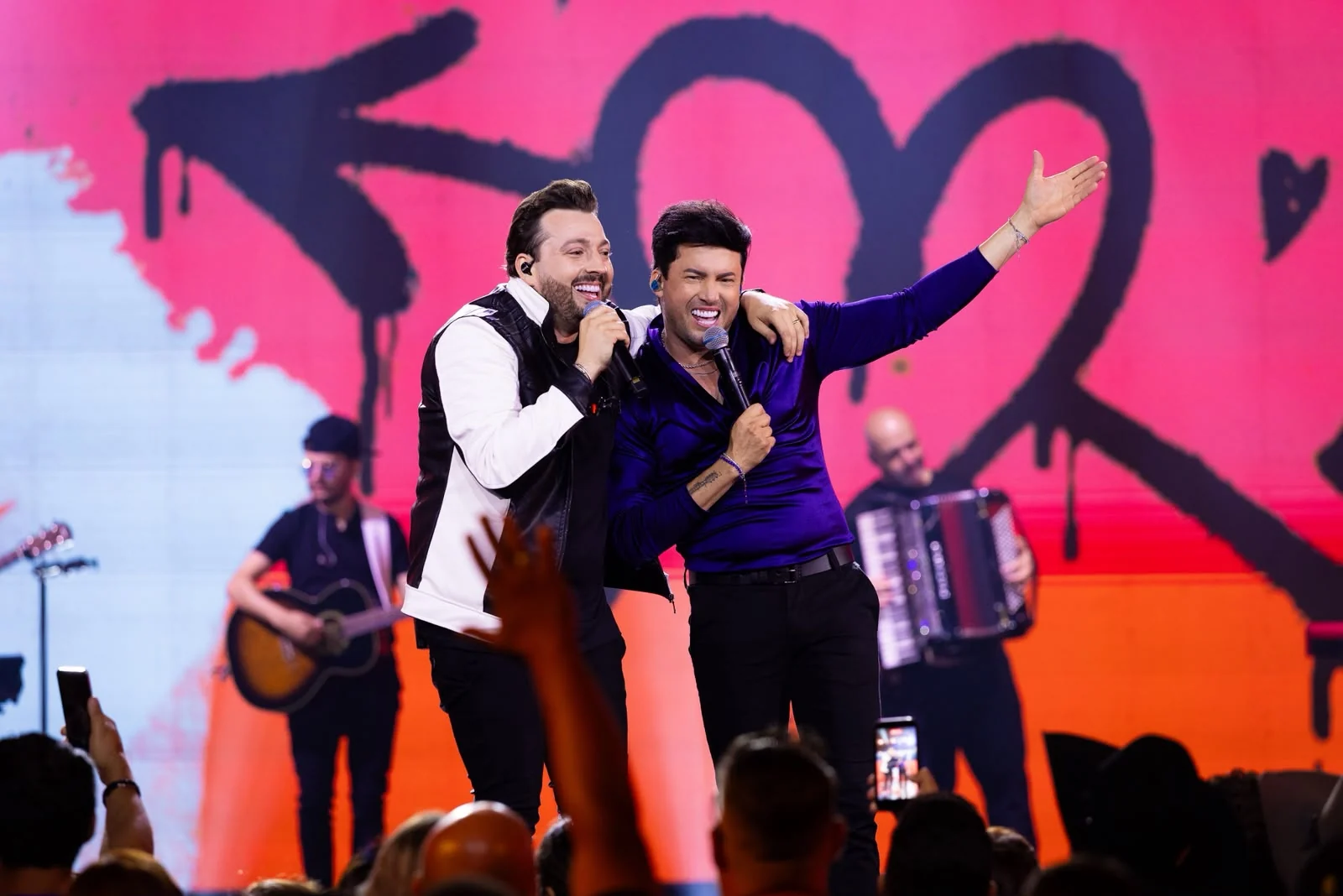 Ruan e Leandro levam o hit Fofoca do Ano ao palco do Fofoca Awards