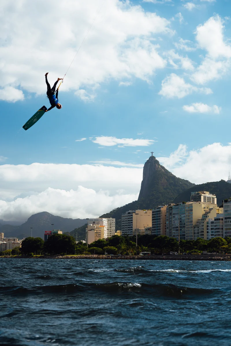 Salto de kitesurf sobre barco a 40 metros de altura rende Ouro em Cannes