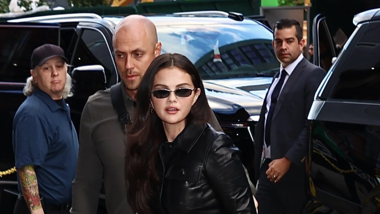 selena gomez aposta em pecas saint laurent de anthony vaccarello featured