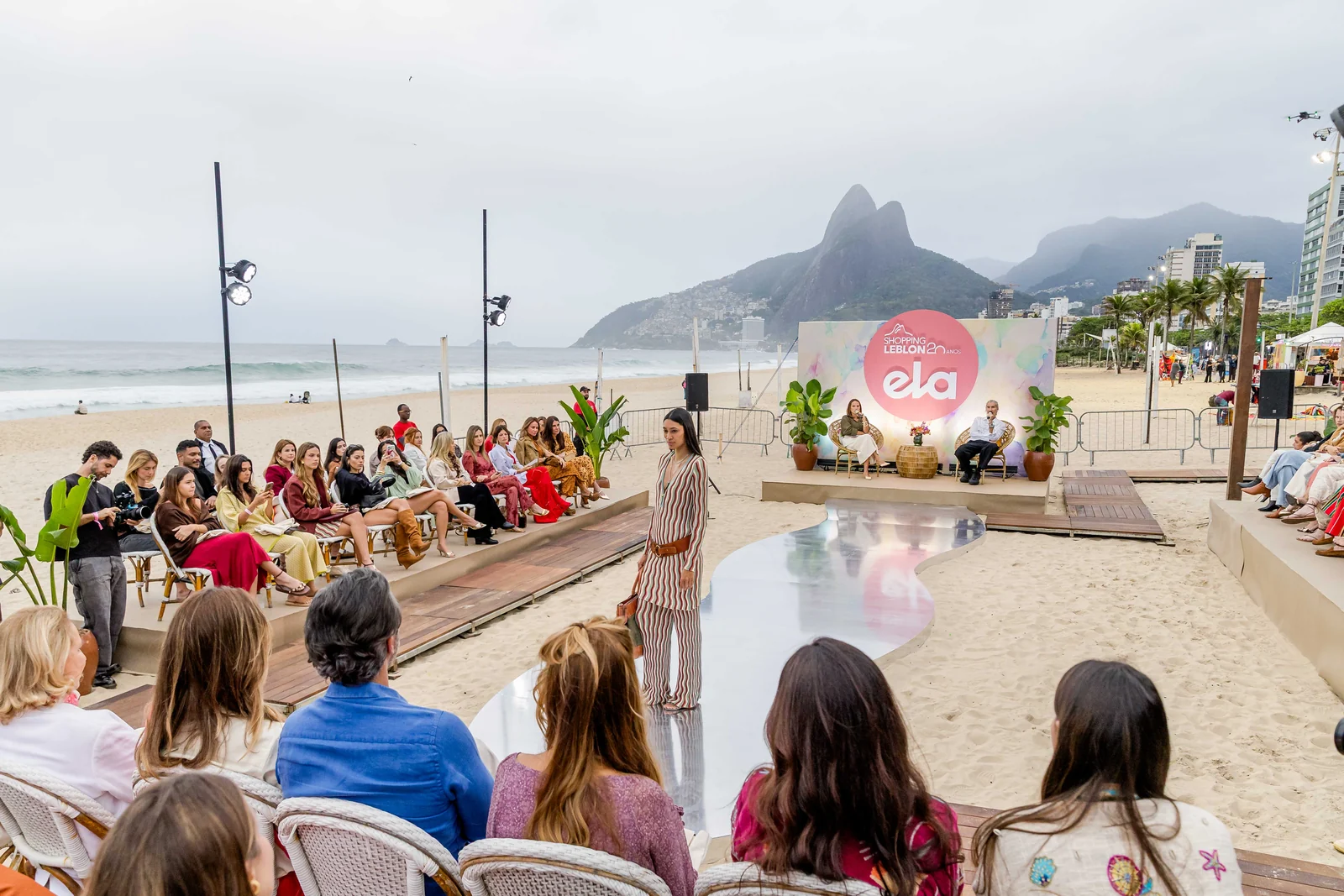 Shopping Leblon leva desfile para a praia e antecipa tendências