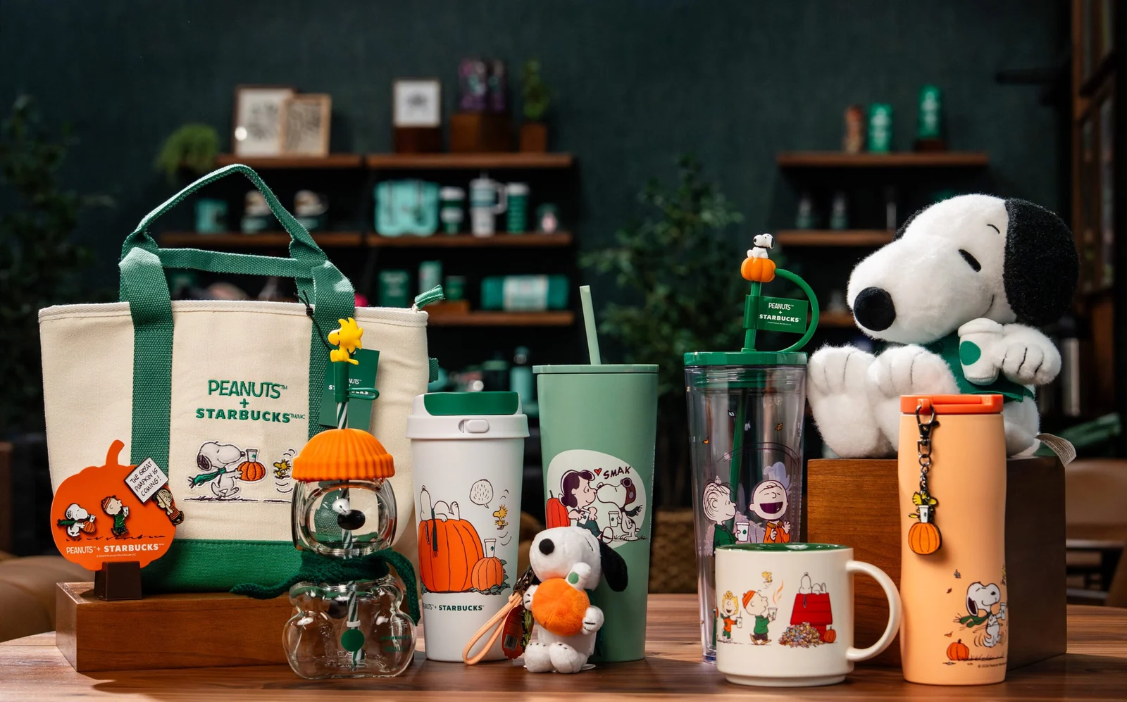 Starbucks e Snoopy lançam linha temática com bebidas e colecionáveis