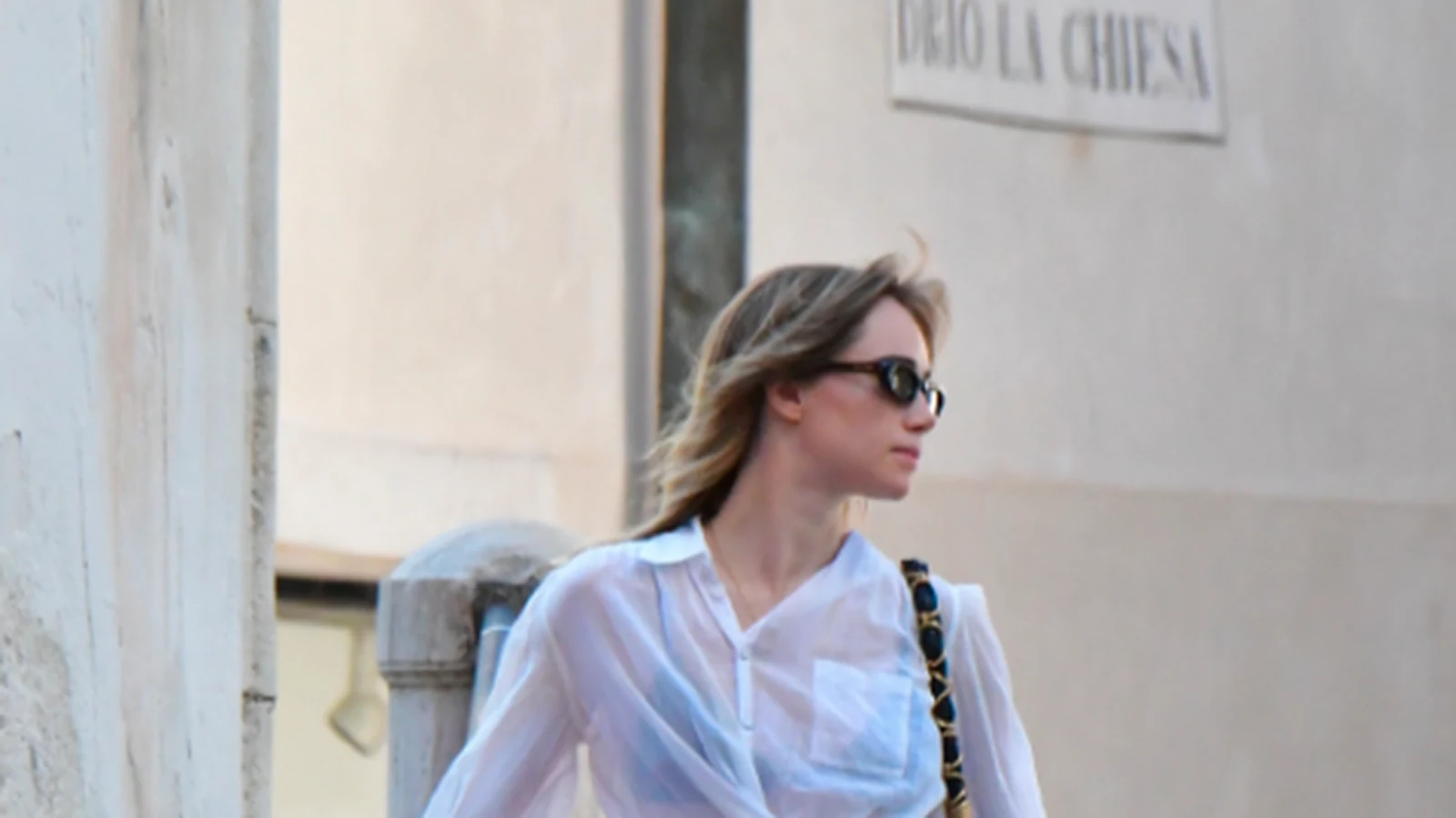 suki waterhouse aposta em visual saint laurent em veneza featured