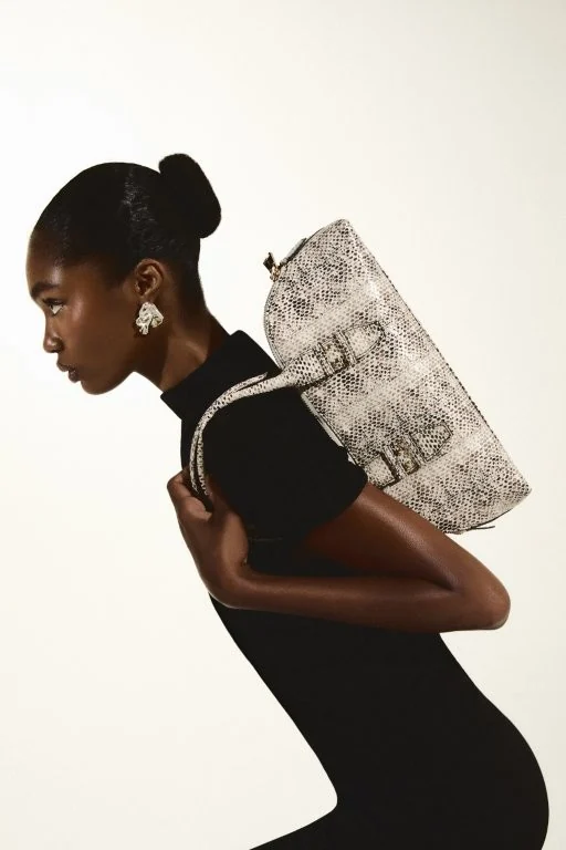 Texturas de python e ráfia definem sapatos e bolsas para o verão 11 Texturas de python e ráfia definem sapatos e bolsas para o verão