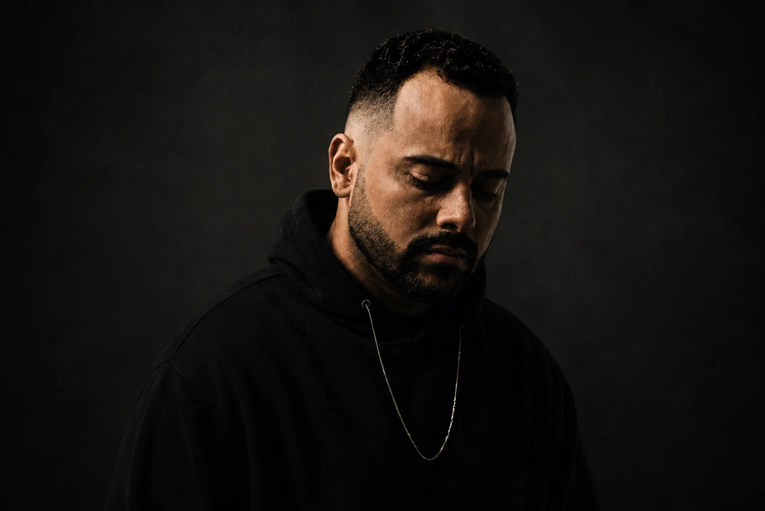 Thiago Augustho expõe ilusão das redes sociais em novo single R&B