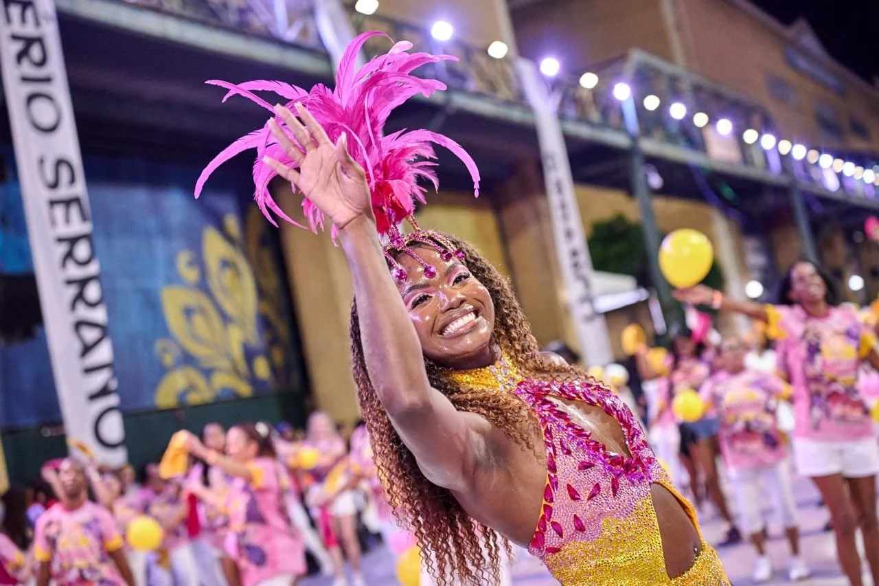 Thuane Werneck renova como musa da União do Parque Acari em 2027