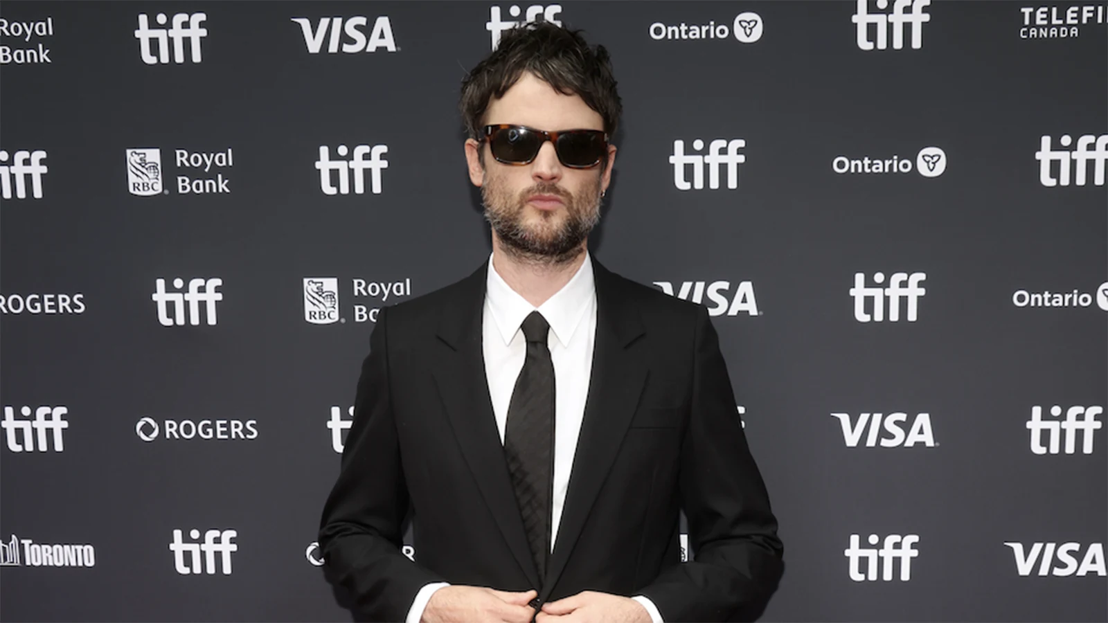 Tom Sturridge veste alfaiataria Saint Laurent em première no Canadá tom sturridge veste alfaiataria saint laurent em premiere no canada featured
