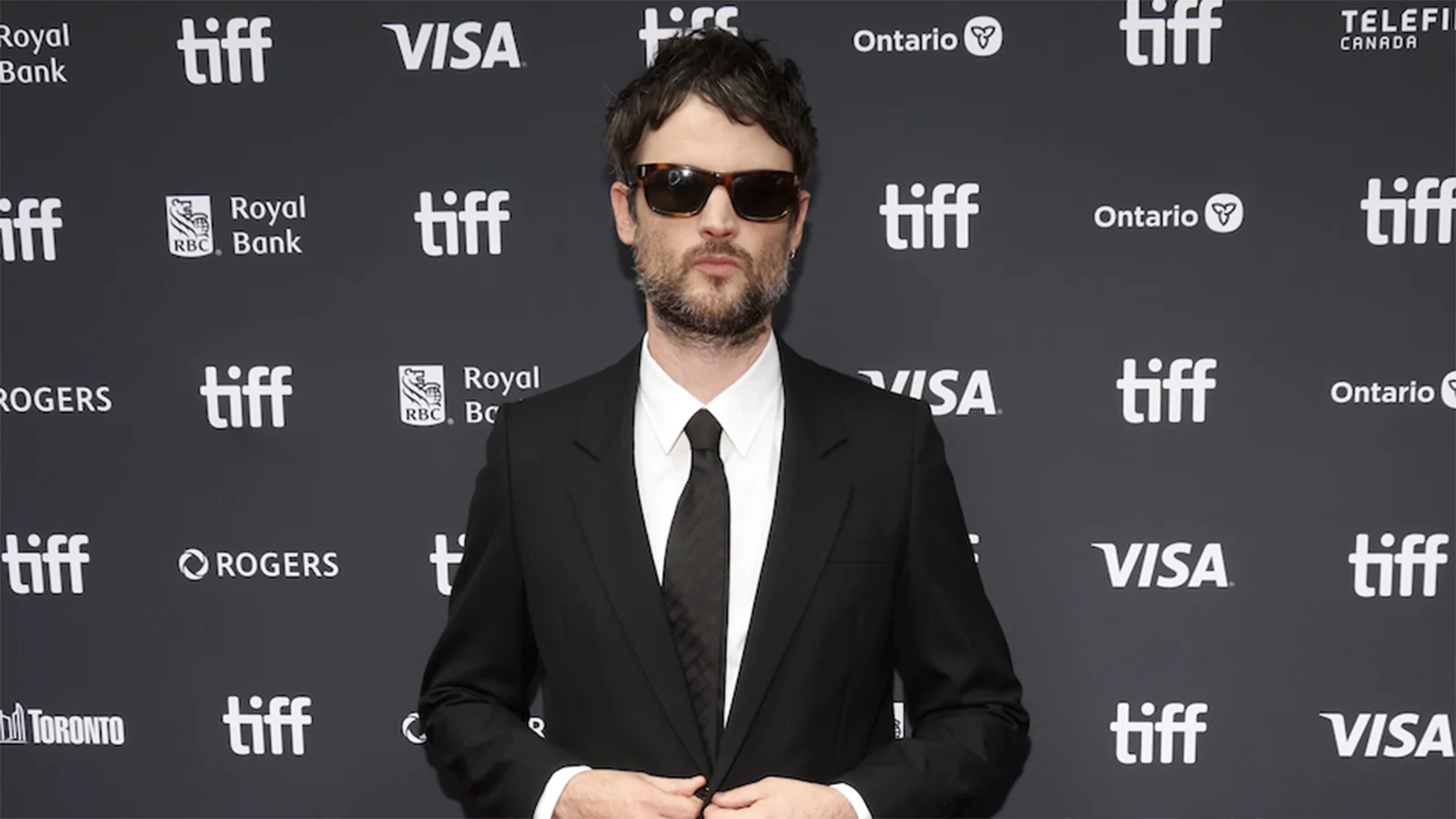 Tom Sturridge veste alfaiataria Saint Laurent em première no Canadá 1 Tom Sturridge veste alfaiataria Saint Laurent em première no Canadá