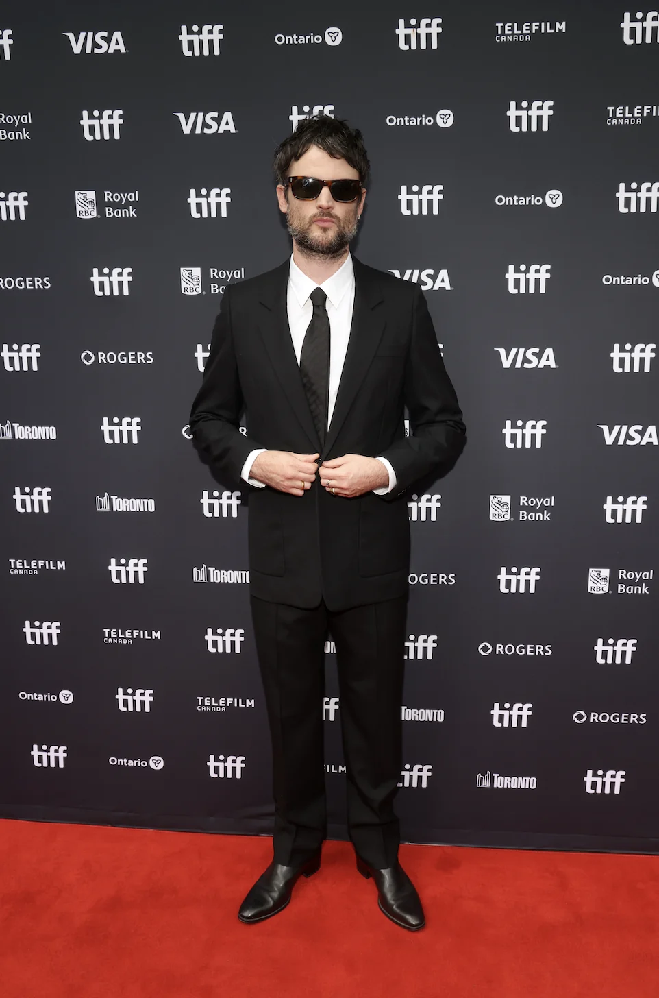 Tom Sturridge veste alfaiataria Saint Laurent em première no Canadá 2 Tom Sturridge veste alfaiataria Saint Laurent em première no Canadá