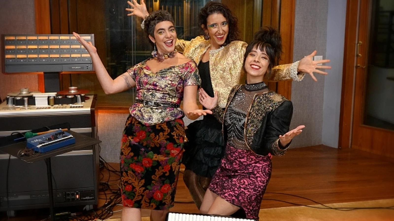 Trio Mana Flor recria Zeca Baleiro no programa O Novo Sempre Vem trio mana flor recria zeca baleiro no programa o novo sempre vem featured