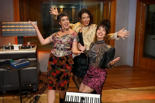 Trio Mana Flor recria Zeca Baleiro no programa O Novo Sempre Vem 1 Trio Mana Flor recria Zeca Baleiro no programa O Novo Sempre Vem