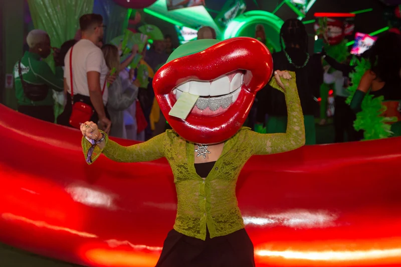 Valen Bandeira mistura renda verde e couro no Rock in Rio 2026