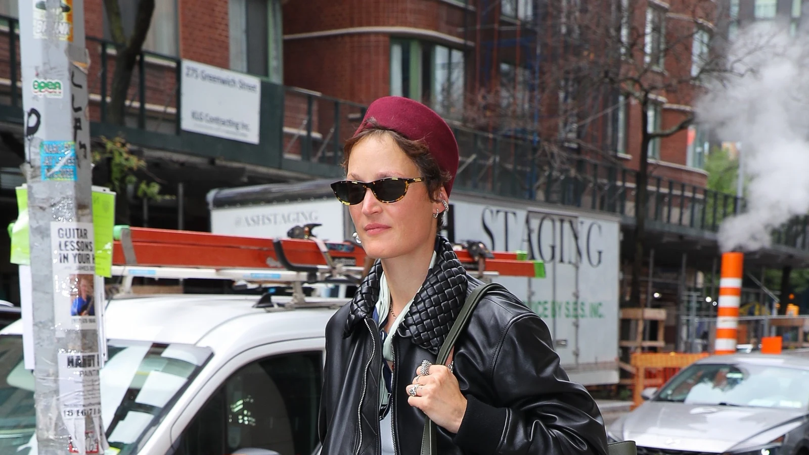 vicky krieps aposta em alfaiataria e couro com visual bottega veneta featured