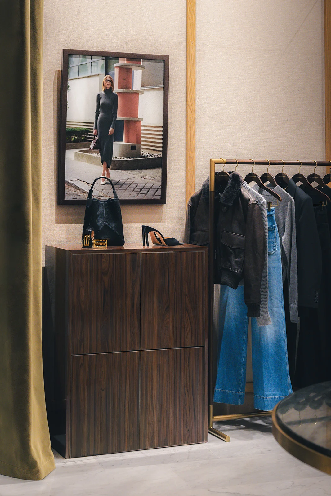 Victoria Beckham abre pop-up inédita no Le Bristol Paris