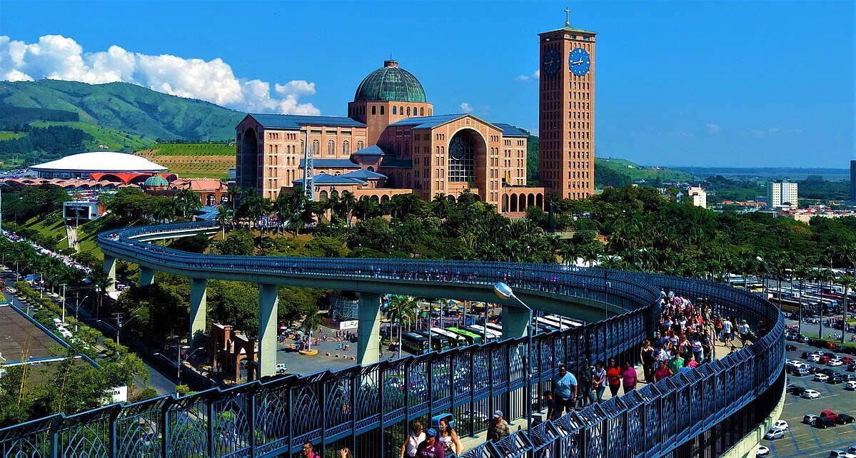 Basilica de Nossa Senhora Aparecida e a Passarela da Fe