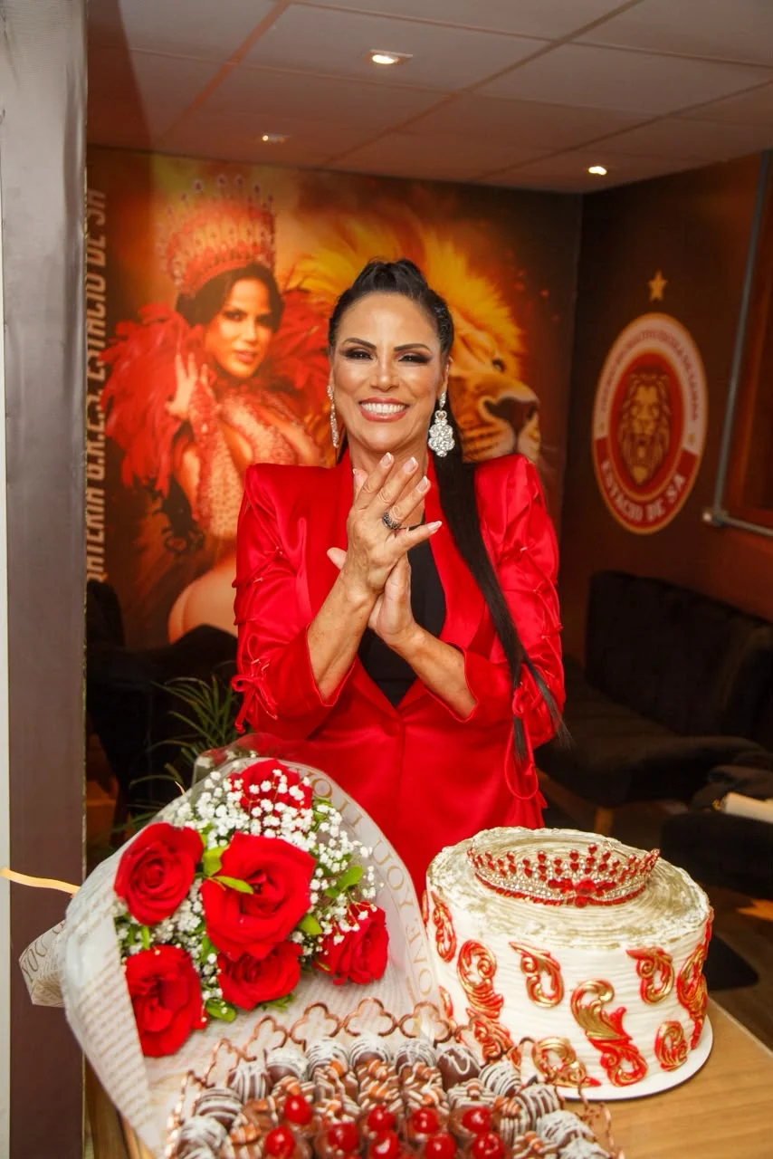 Alice Alves surpreende ao cantar em sua festa na quadra da Estácio