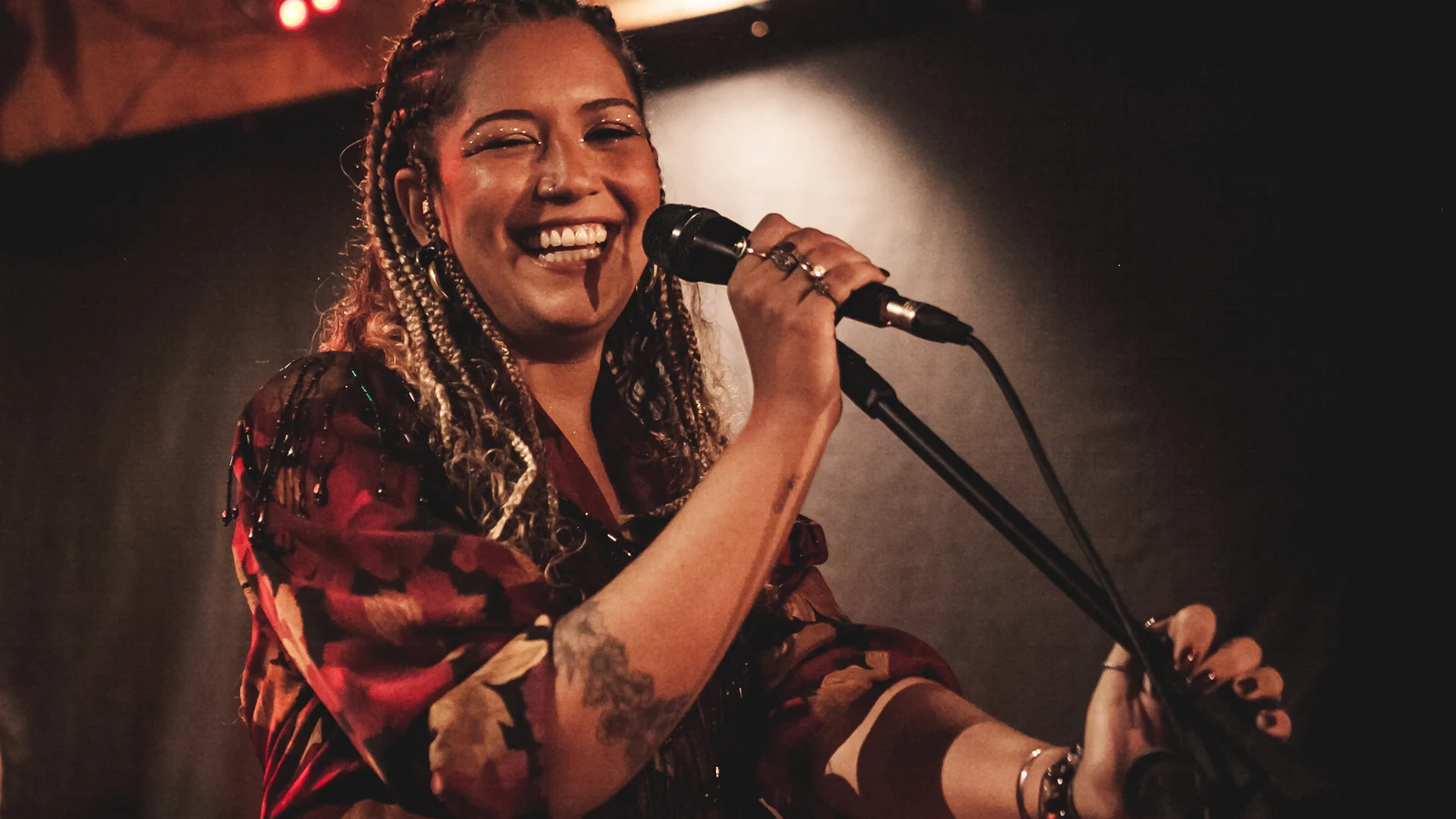 amanda mendonca homenageia djavan em show acustico no rio featured