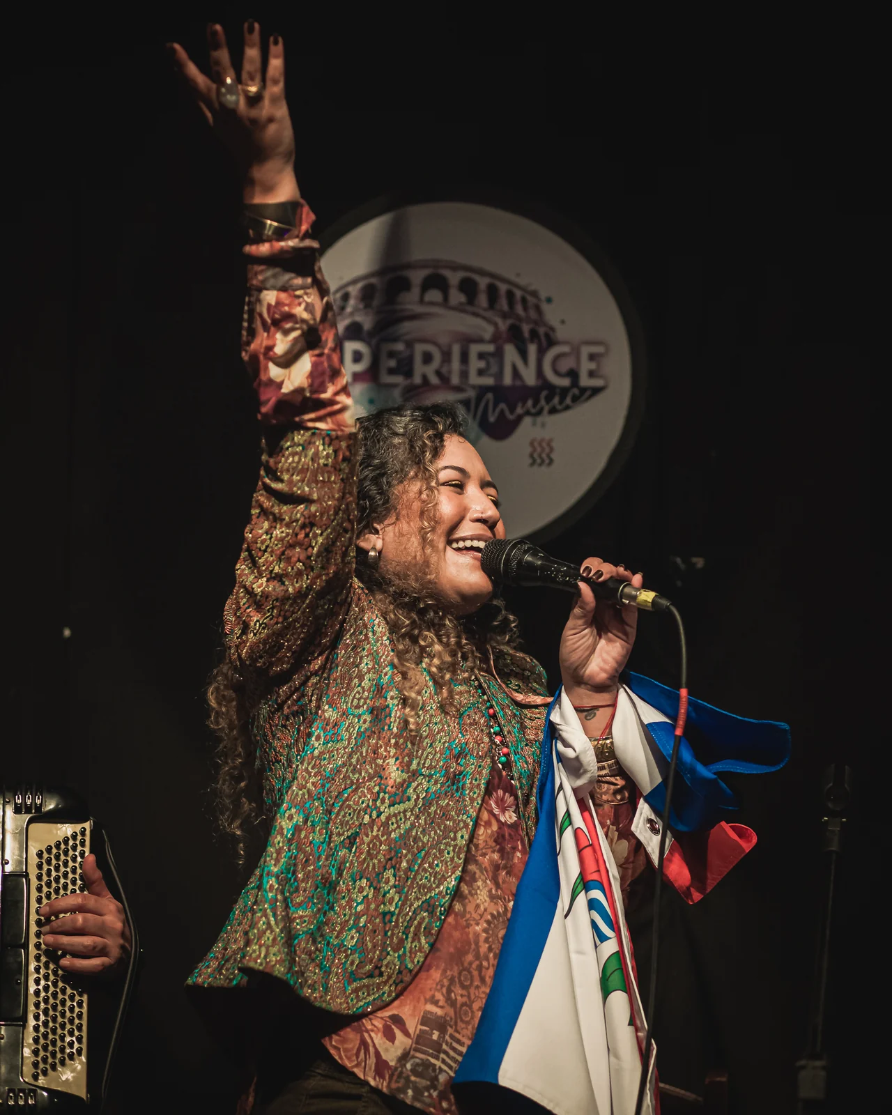 Amanda Mendonça homenageia Djavan em show acústico no Rio
