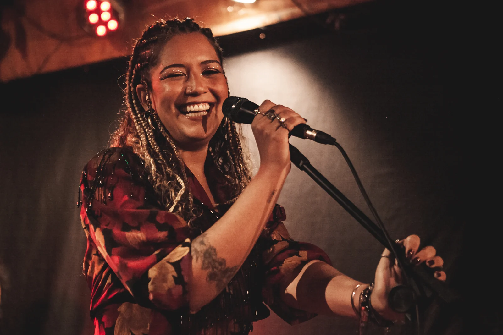 Amanda Mendonça homenageia Djavan em show acústico no Rio