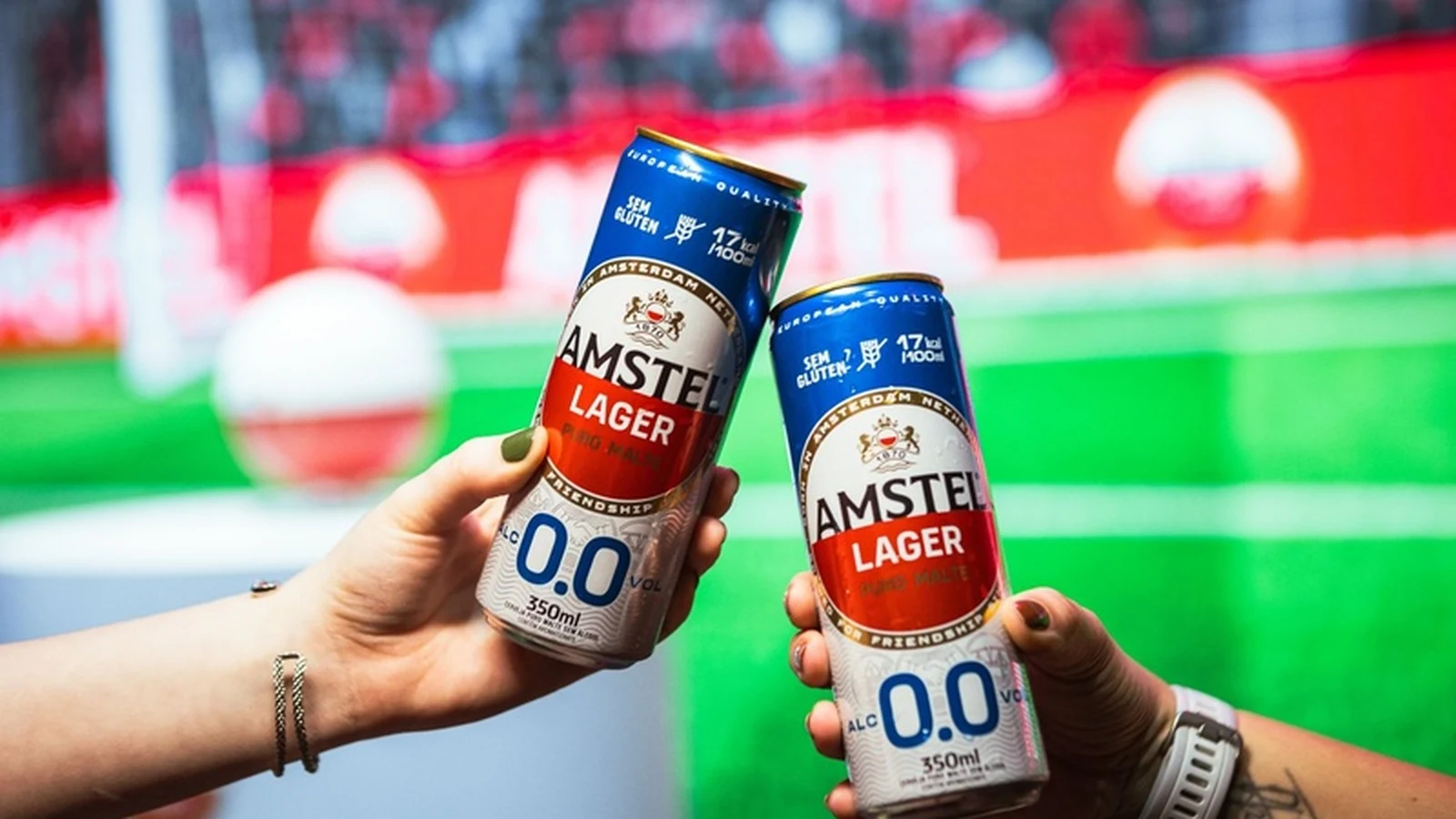 amstel lanca cerveja zero alcool e sem gluten em lata no brasil featured