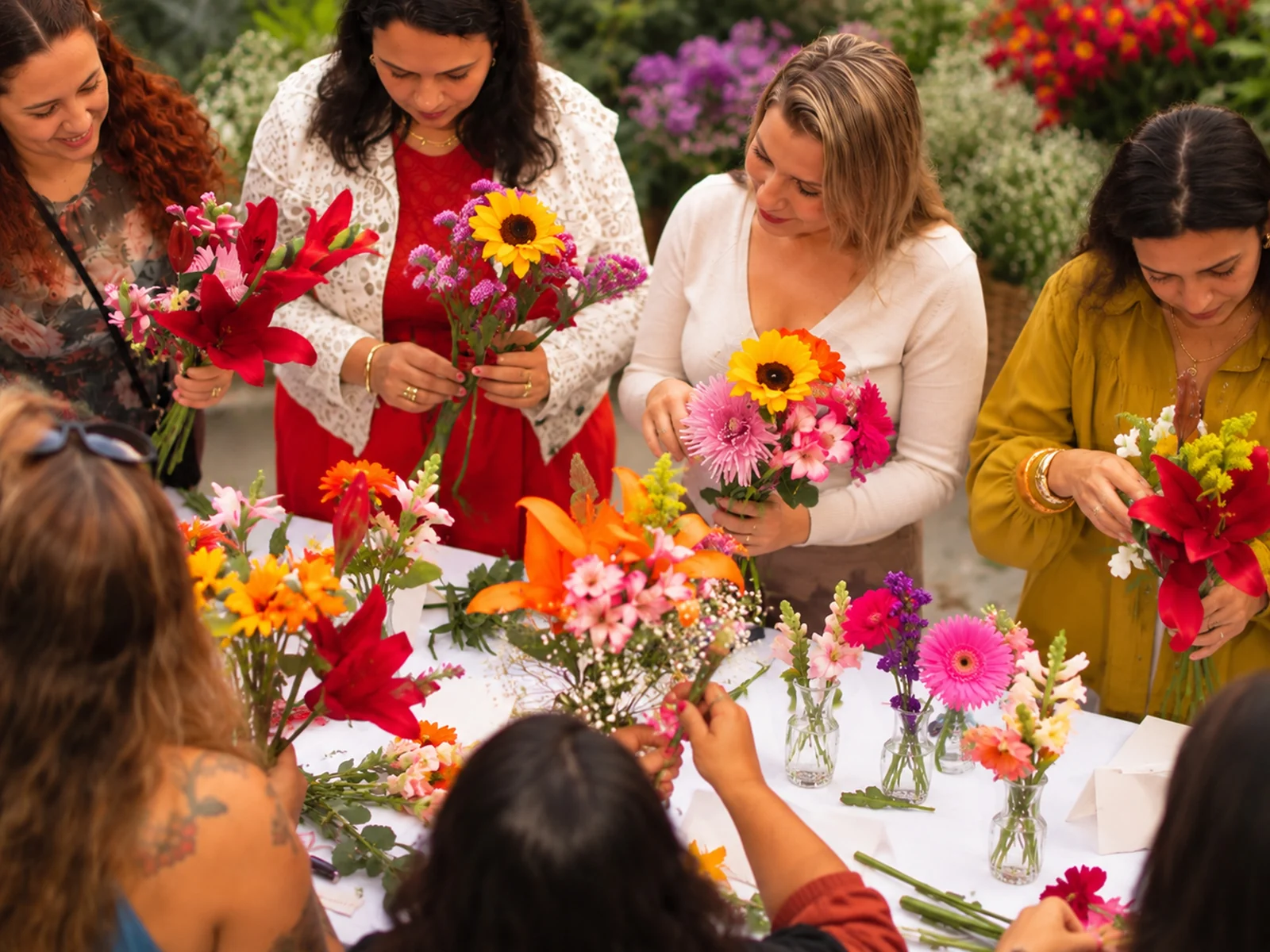 Arte floral e convivência estimulam bem-estar na terceira idade