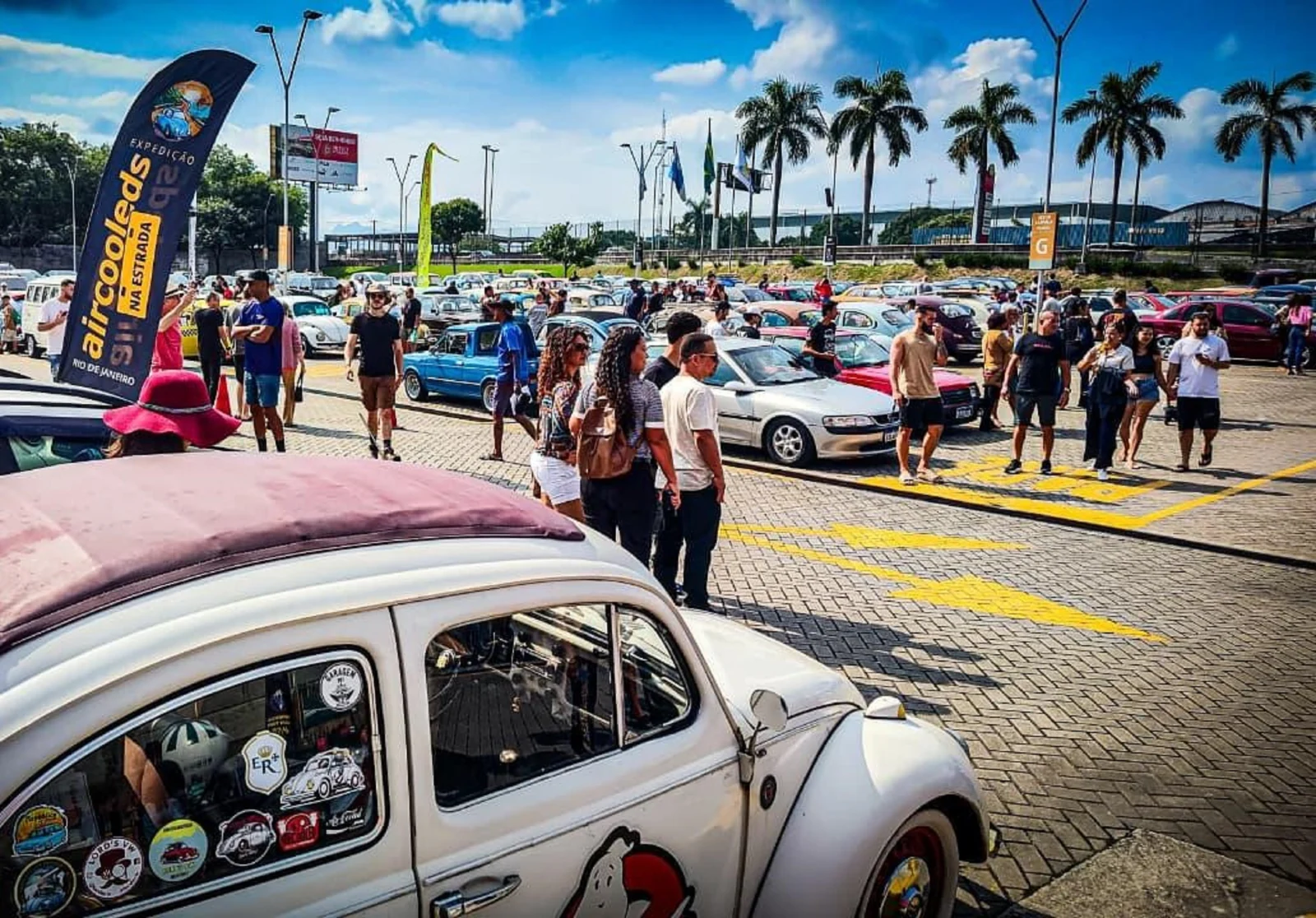 Carros antigos e mercado de pulgas ocupam o Carioca Shopping