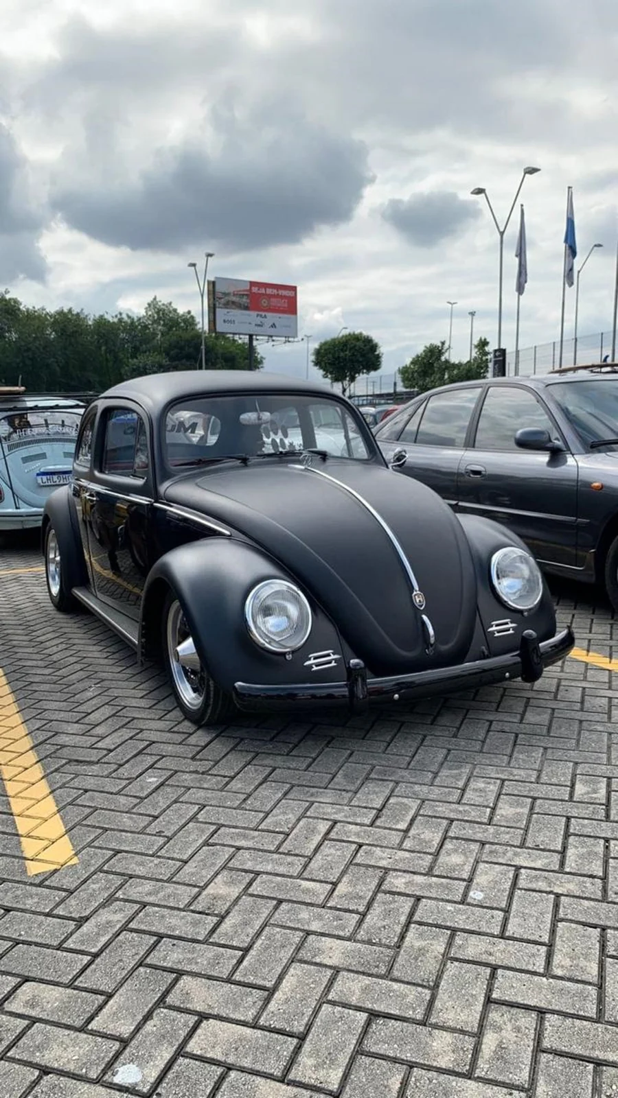 Carros antigos e mercado de pulgas ocupam o Carioca Shopping