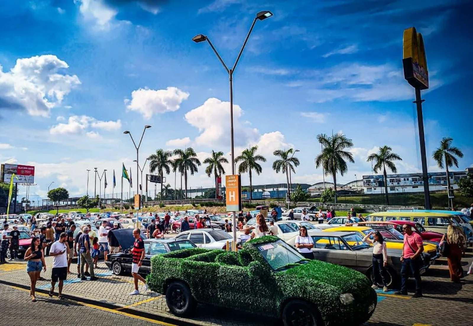 Carros antigos e mercado de pulgas ocupam o Carioca Shopping