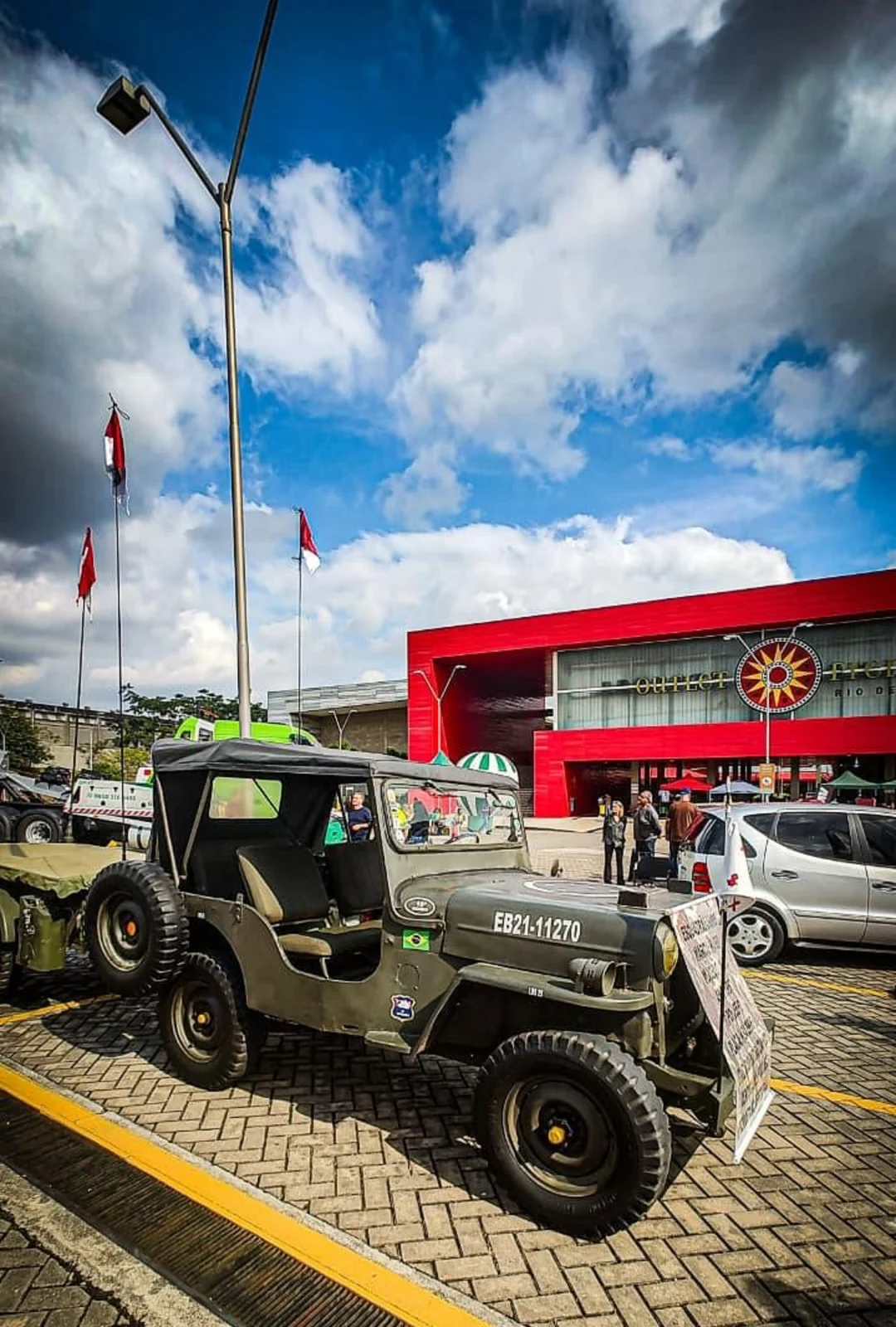Carros antigos e mercado de pulgas ocupam o Carioca Shopping