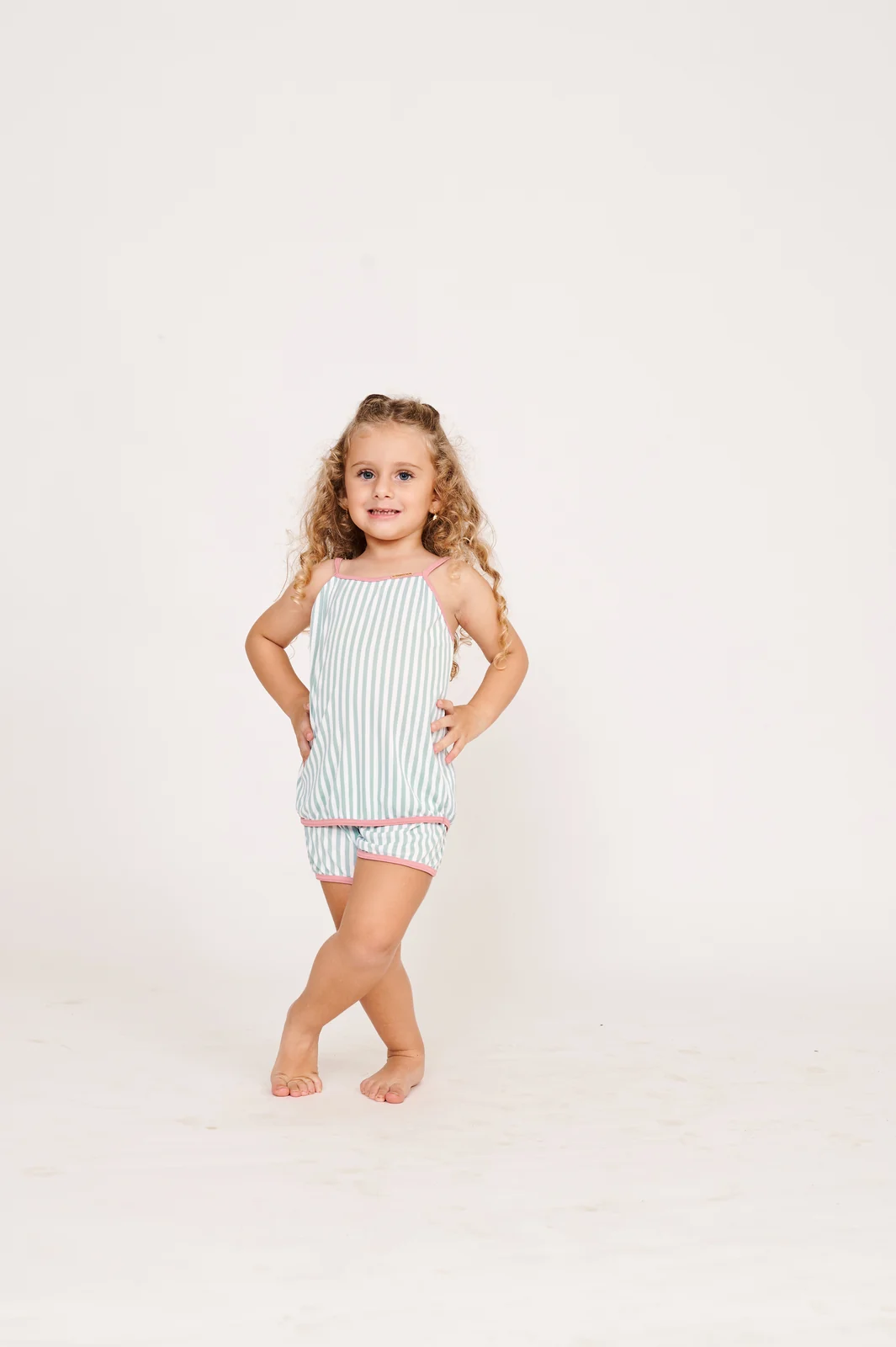 Coleção infantil aposta no estilo mãe e filha com tecidos sustentáveis