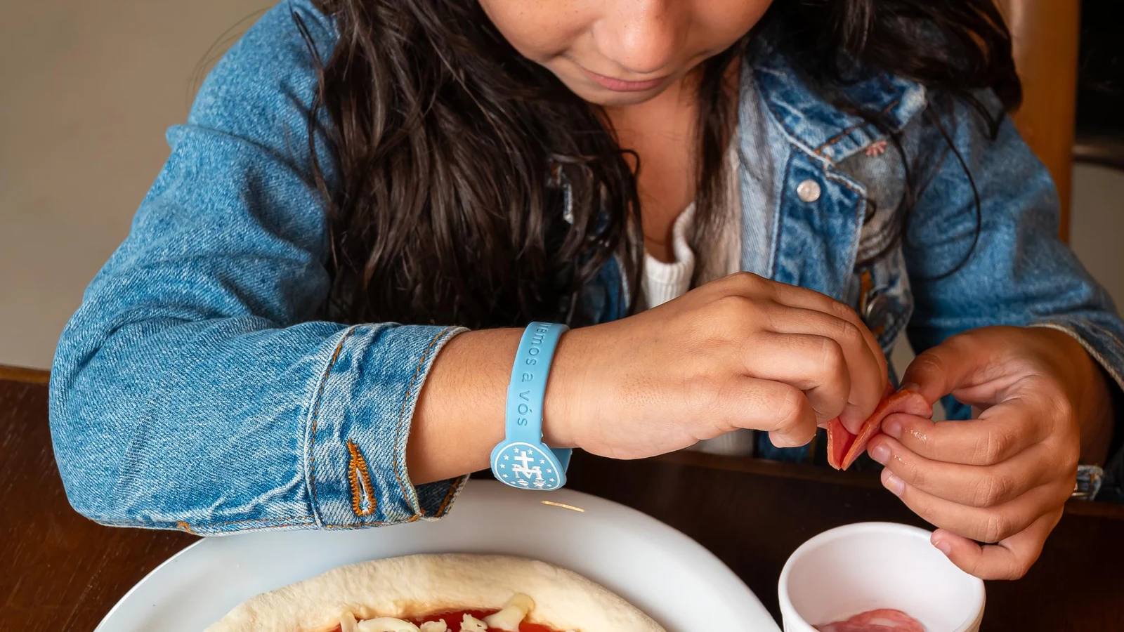 criancas assumem a bancada e finalizam a propria massa em pizzaria featured