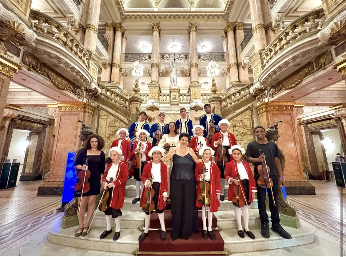 Crianças violinistas unem erudito e MPB no palco do Theatro Municipal