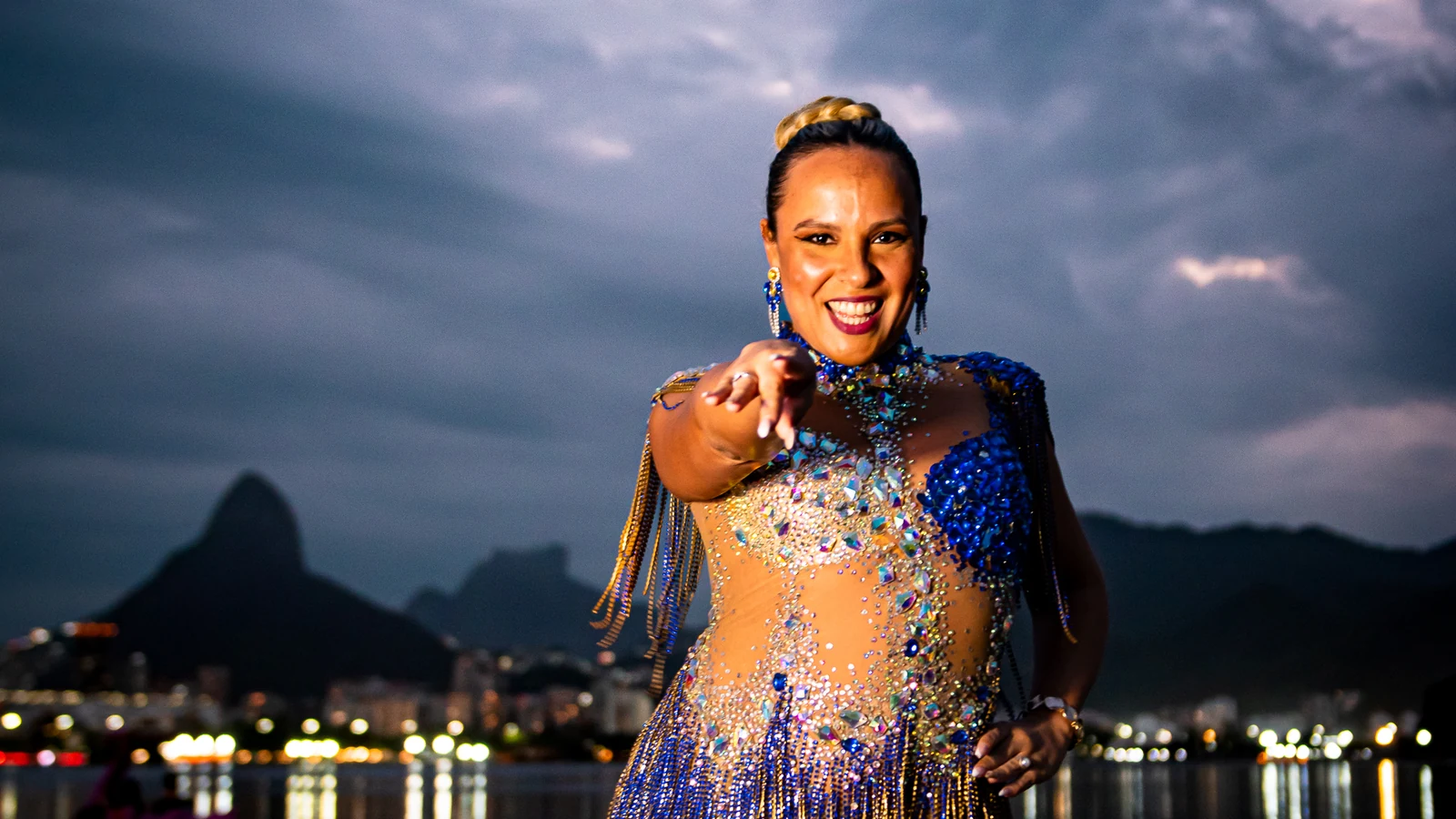 debora bana assume posto de musa e lidera ala internacional na ponte featured
