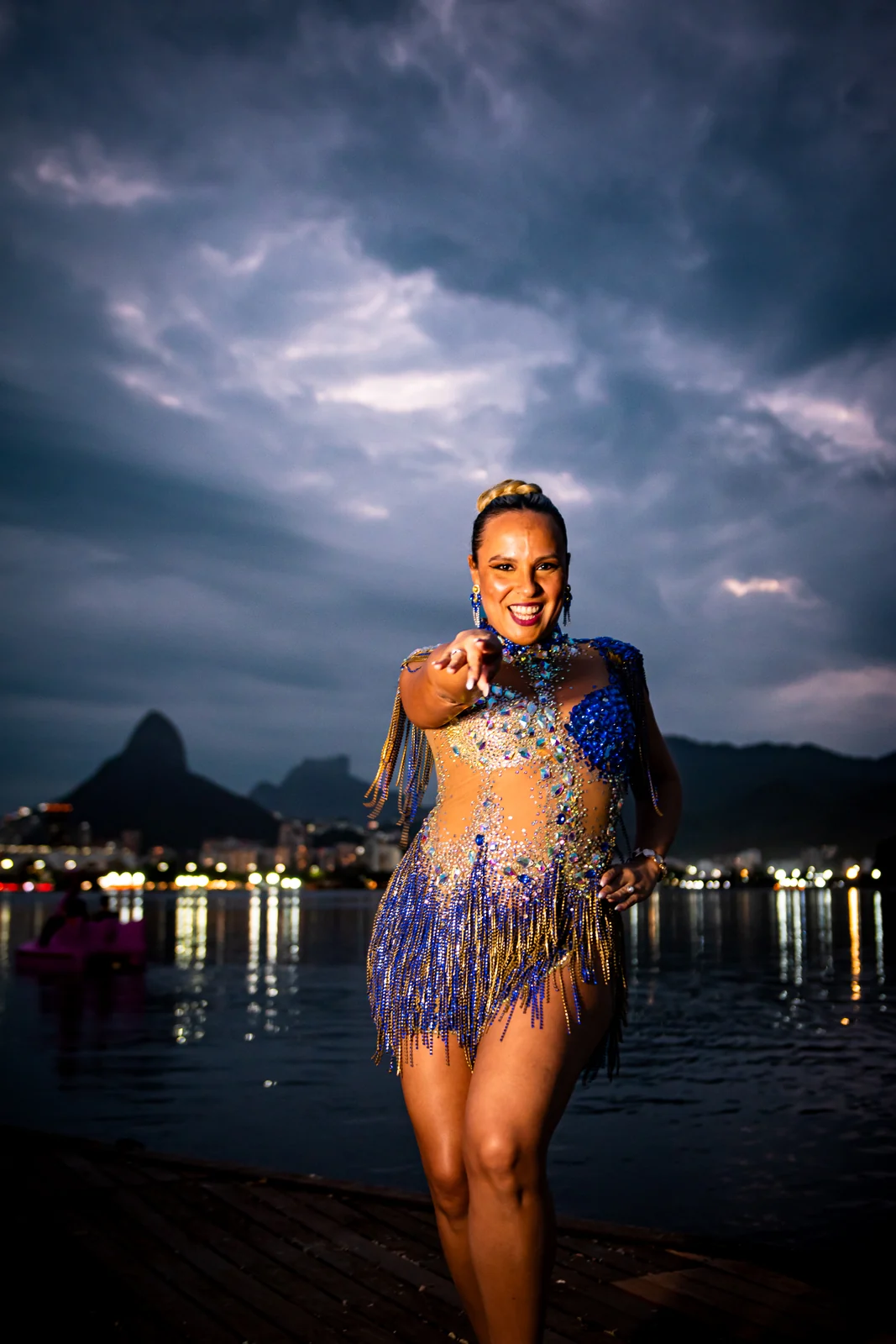 Débora Bana assume posto de musa e lidera ala internacional na Ponte