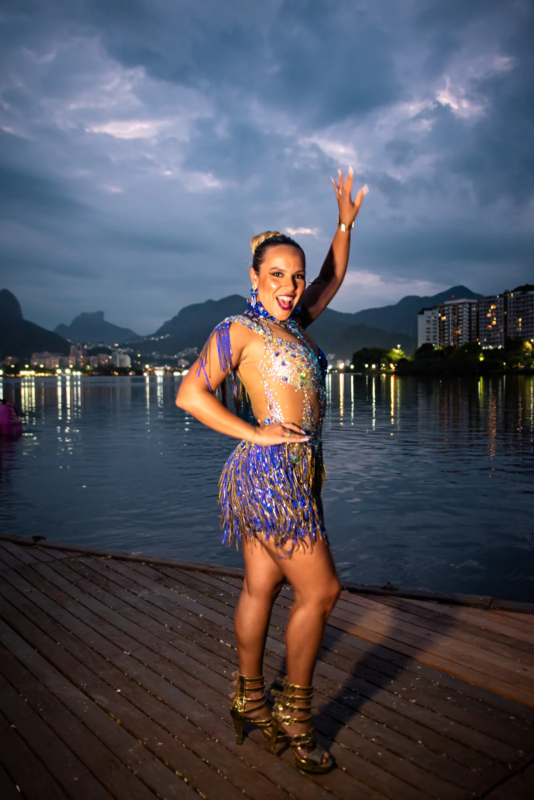 Débora Bana assume posto de musa e lidera ala internacional na Ponte