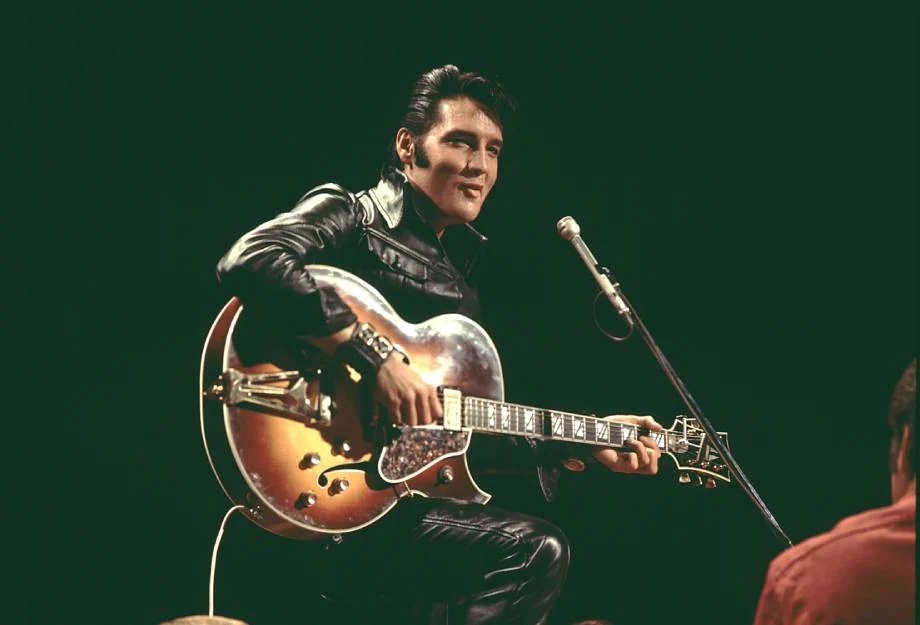 Elvis Presley volta aos palcos do Brasil com baixista original