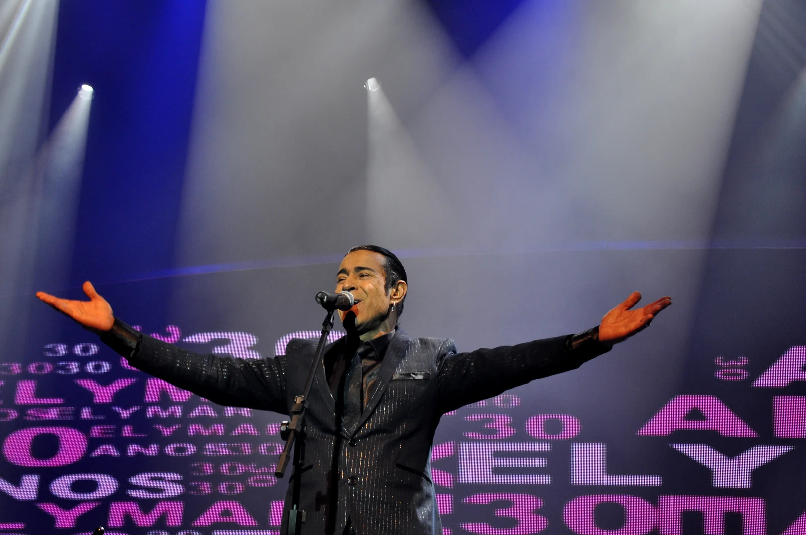 Elymar Santos celebra aniversário no palco e prepara novidades