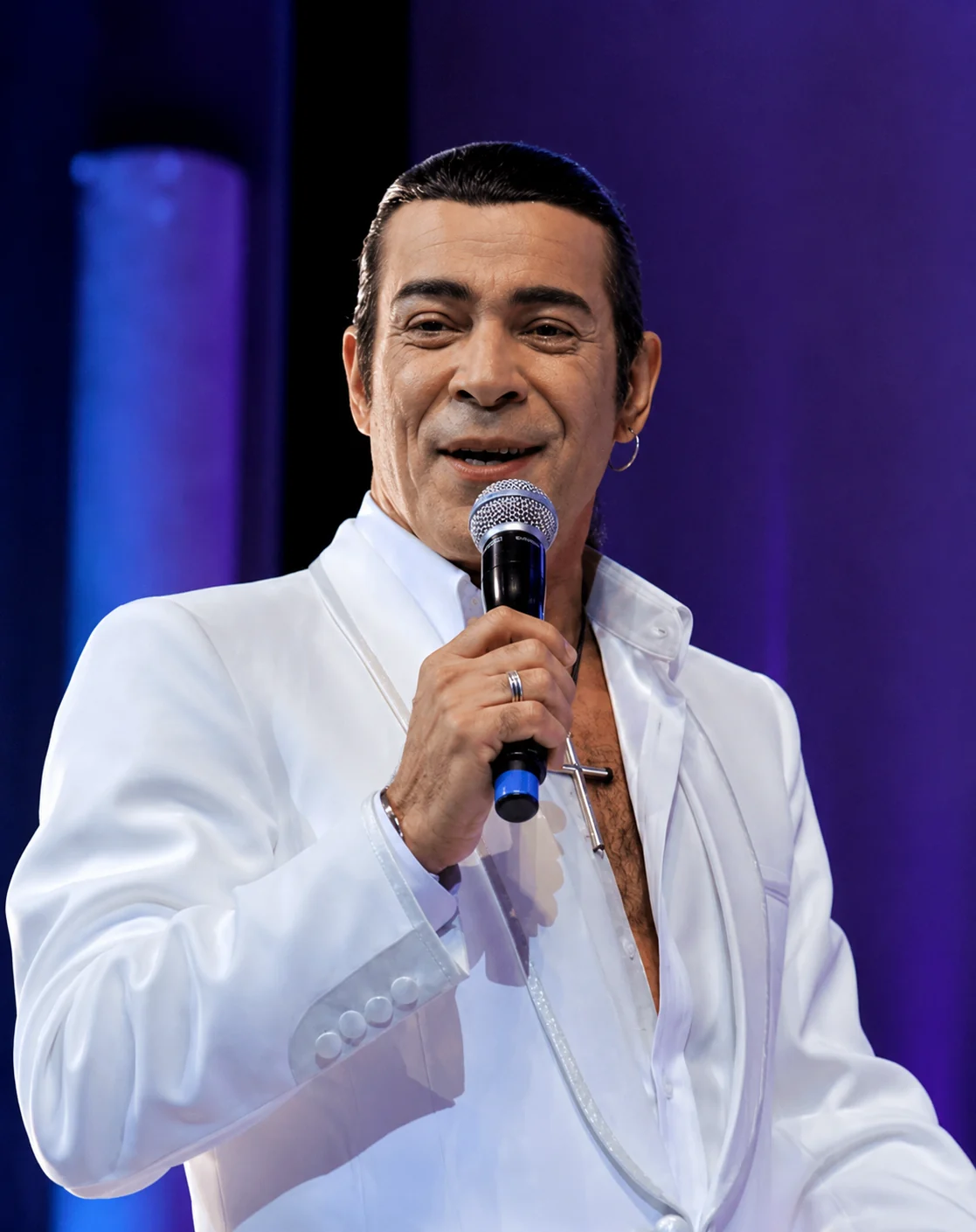 Elymar Santos celebra aniversário no palco e prepara novidades