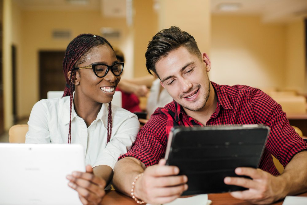 Enem 2026: acesso a livros digitais pode ajudar estudantes a ampliar repertório para a redação estudantes.1