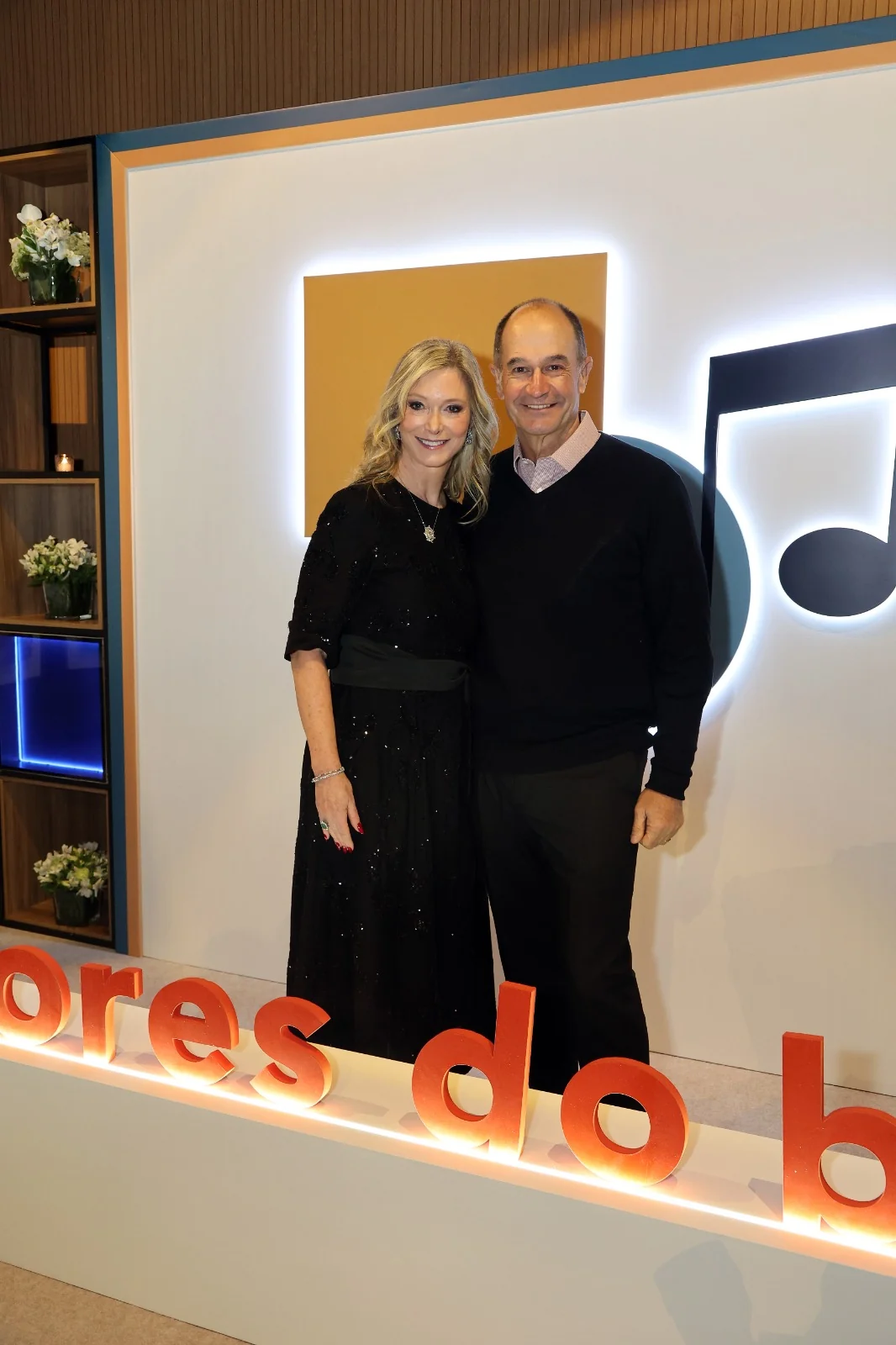 Executivos trocam escritórios por palco em show para financiar ONG