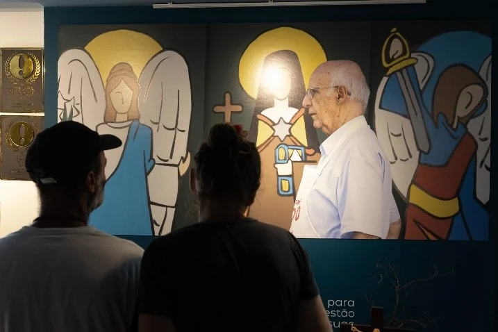 Exposição sobre Padre Júlio Lancellotti inverte lógica elitista e transforma população de rua em visitante VIP