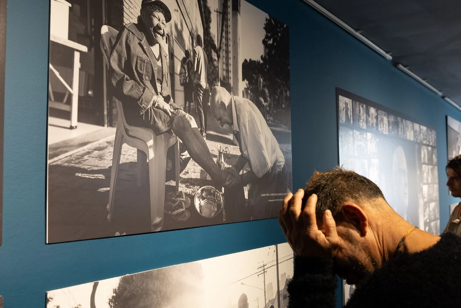 Exposição sobre Padre Júlio Lancellotti inverte lógica elitista e transforma população de rua em visitante VIP