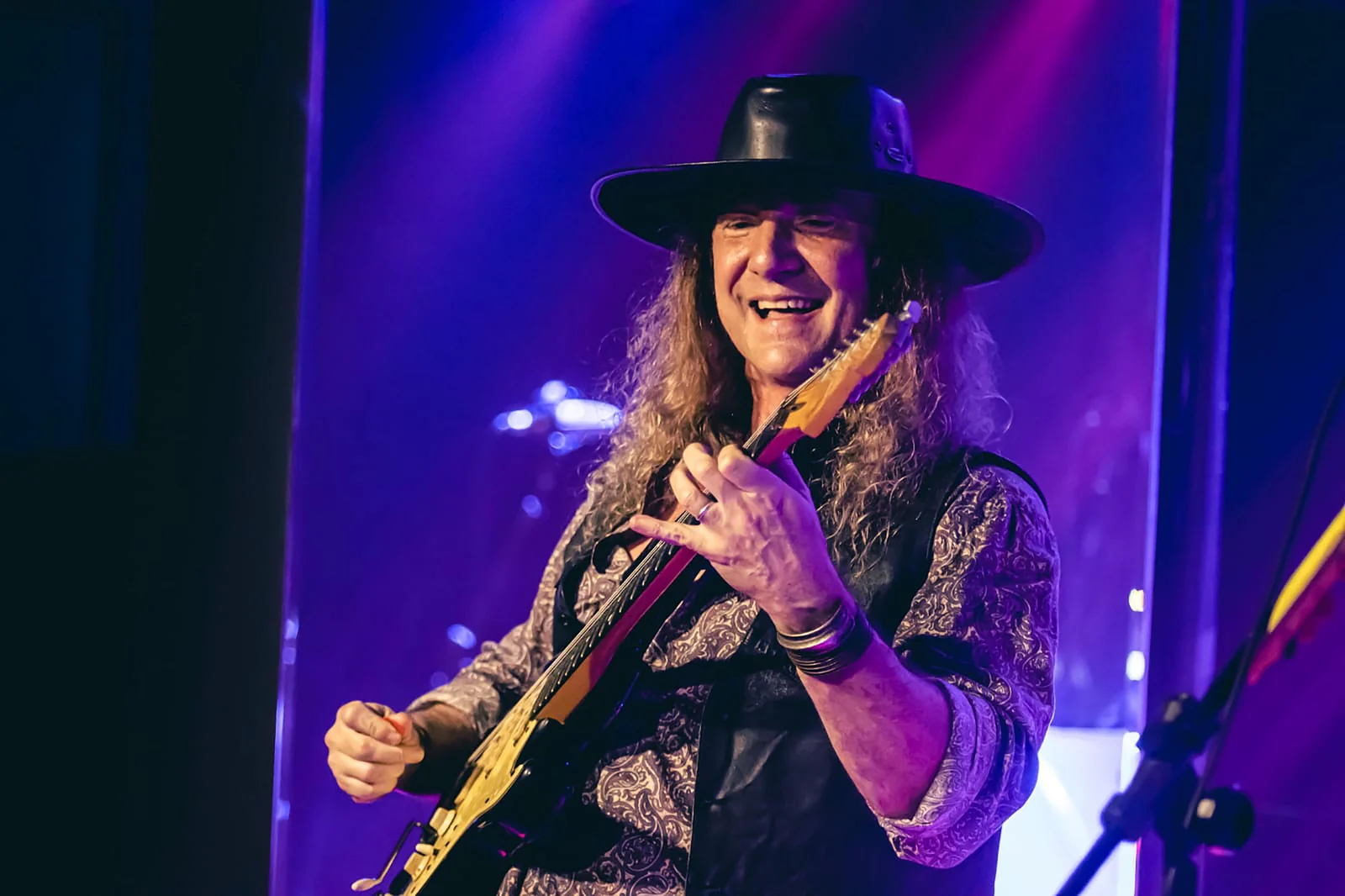 Fábio Rizental recria clássicos da MPB em fusão de jazz e rock