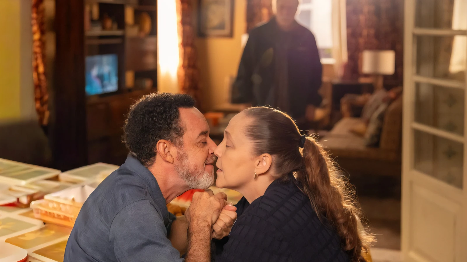 flagra de beijo entre eneas e elisa abala amizade de otoniel featured