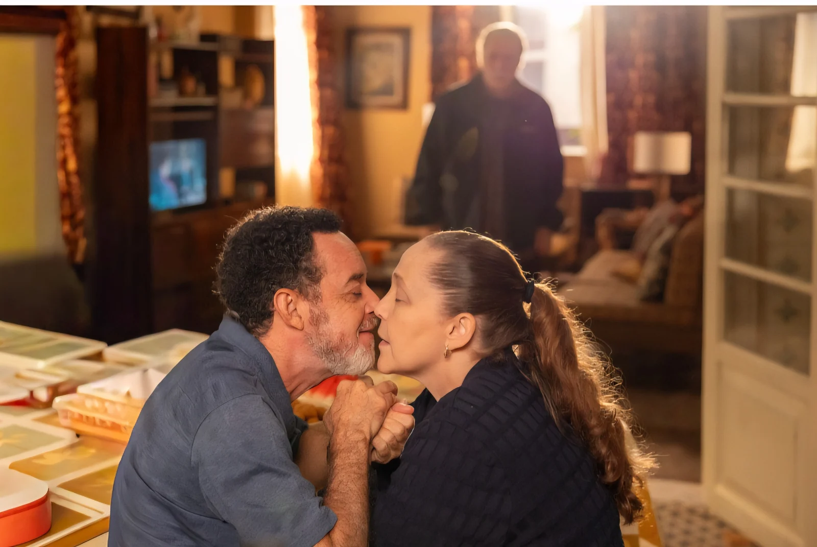 Flagra de beijo entre Enéas e Elisa abala amizade de Otoniel