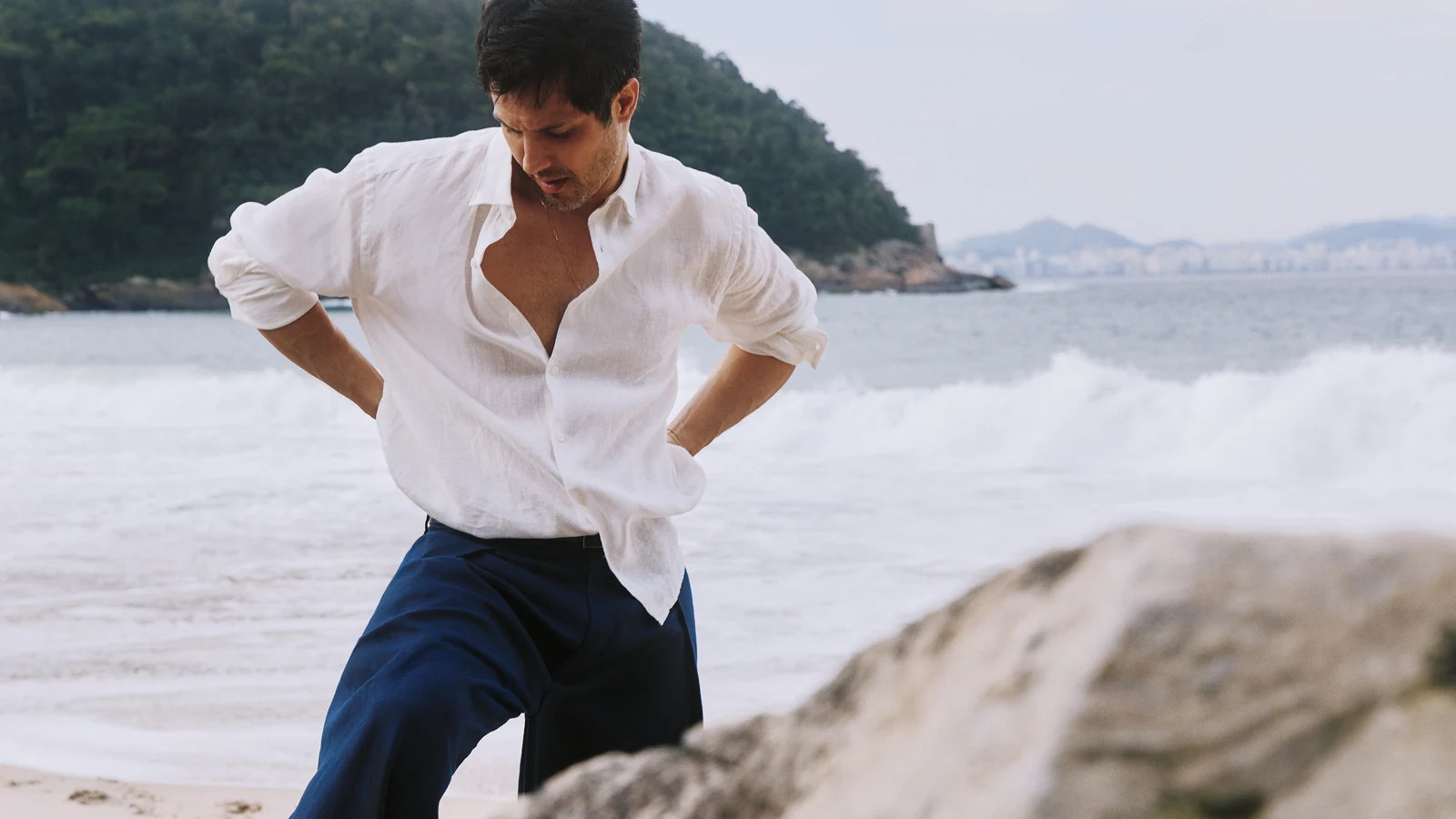 foxton e romulo estrela levam seda e novas silhuetas a moda masculina featured