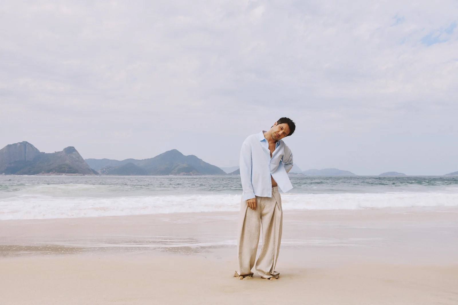 Foxton e Romulo Estrela levam seda e novas silhuetas à moda masculina